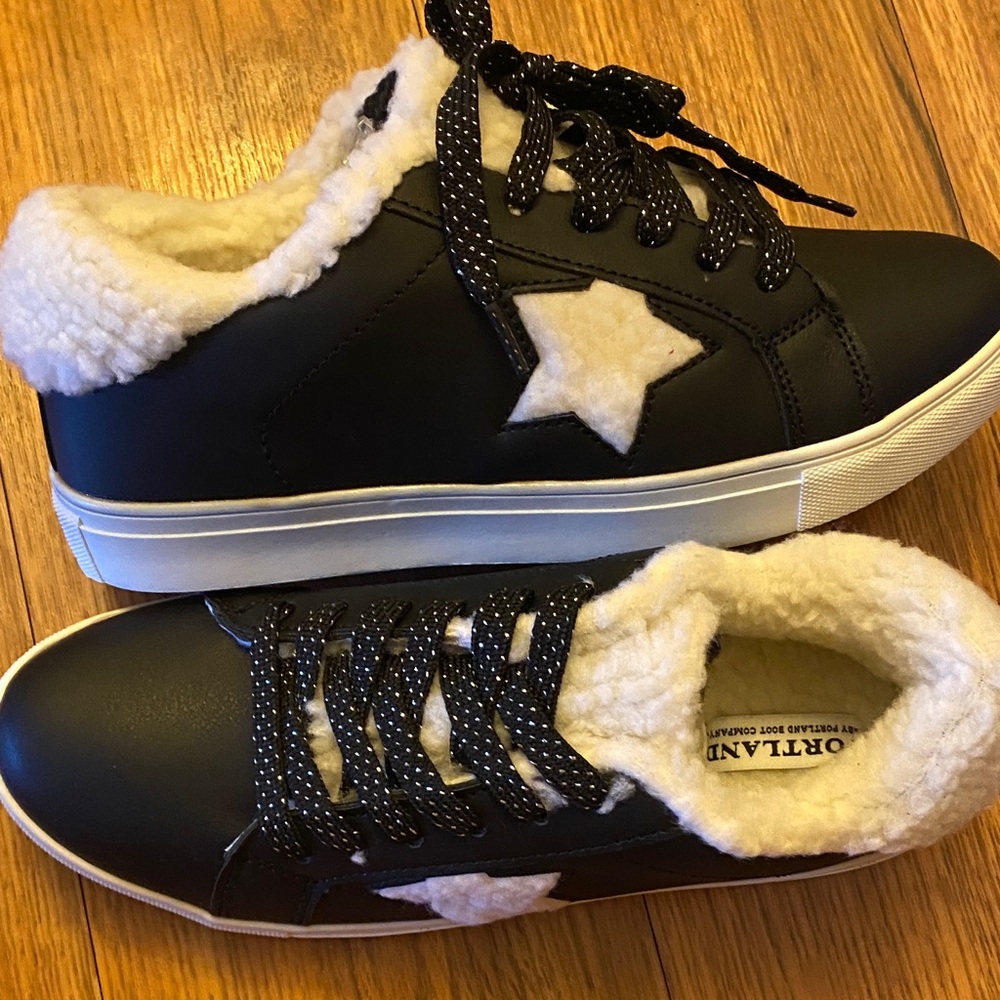 BRAND NEW WOMENS FUZZY STAR SNEAKERS
